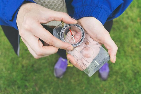 Quels sont les meilleurs circuits pour explorer les grottes de glace en Islande?